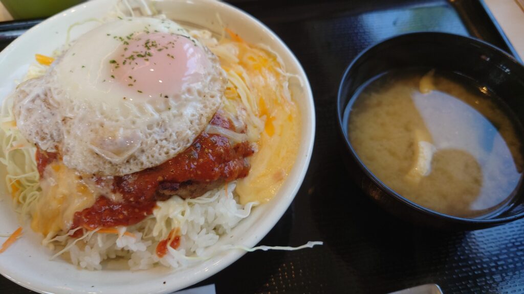 松屋のチーズバーガー丼の写真