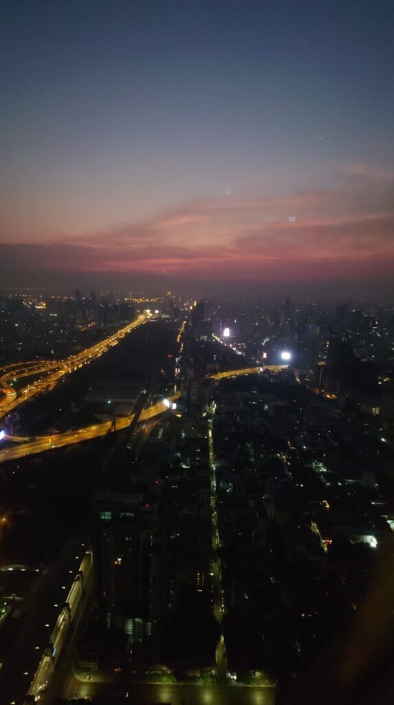 バンコクのバイヨークスカイホテルレストランからの夜明け前の画像