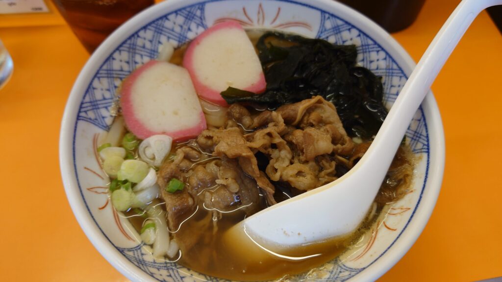 タニヤ通りにある牛野屋の肉うどん