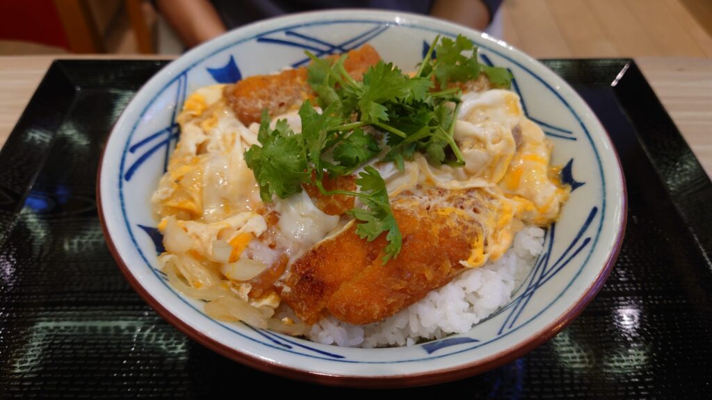 フエのイオンモールの中の丸亀製麵のカツ丼