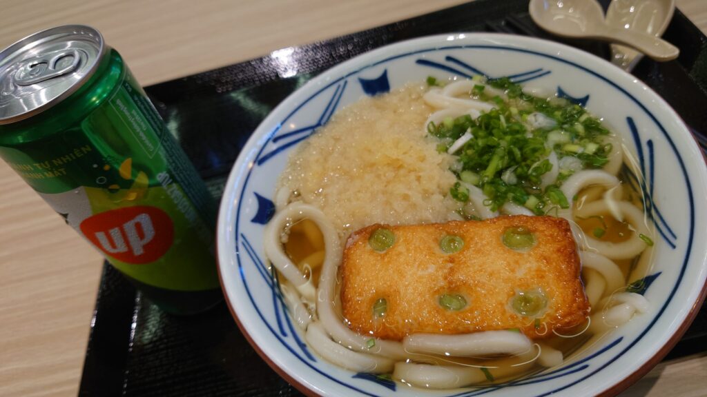 フエのイオンモールの中の丸亀製麵のうどん