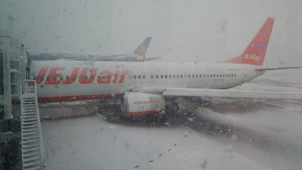 駐機中のチェジュ航空の飛行機