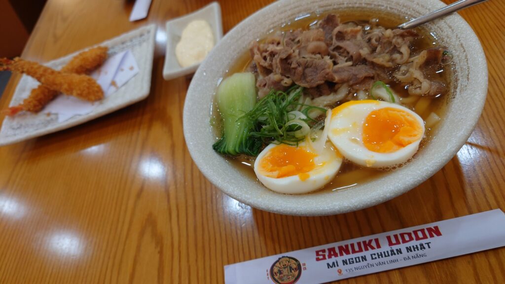 ベトナム・ダナンのSanuki Udonの肉うどん