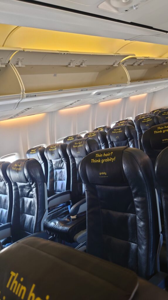 イースター航空737-800機内の様子