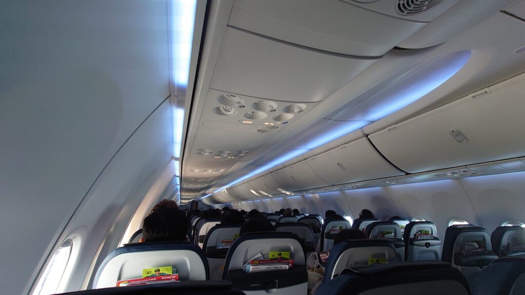 イースター航空737-8機内の様子