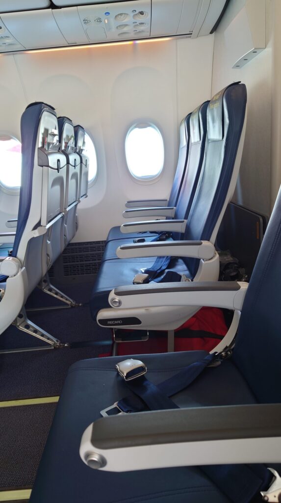 イースター航空737-8機内の様子