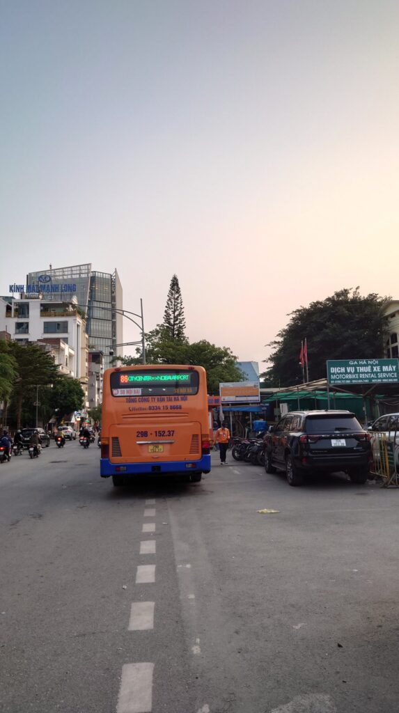 ハノイ駅に泊まる空港バス