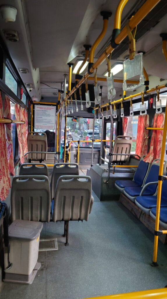 ハノイ空港バス車内