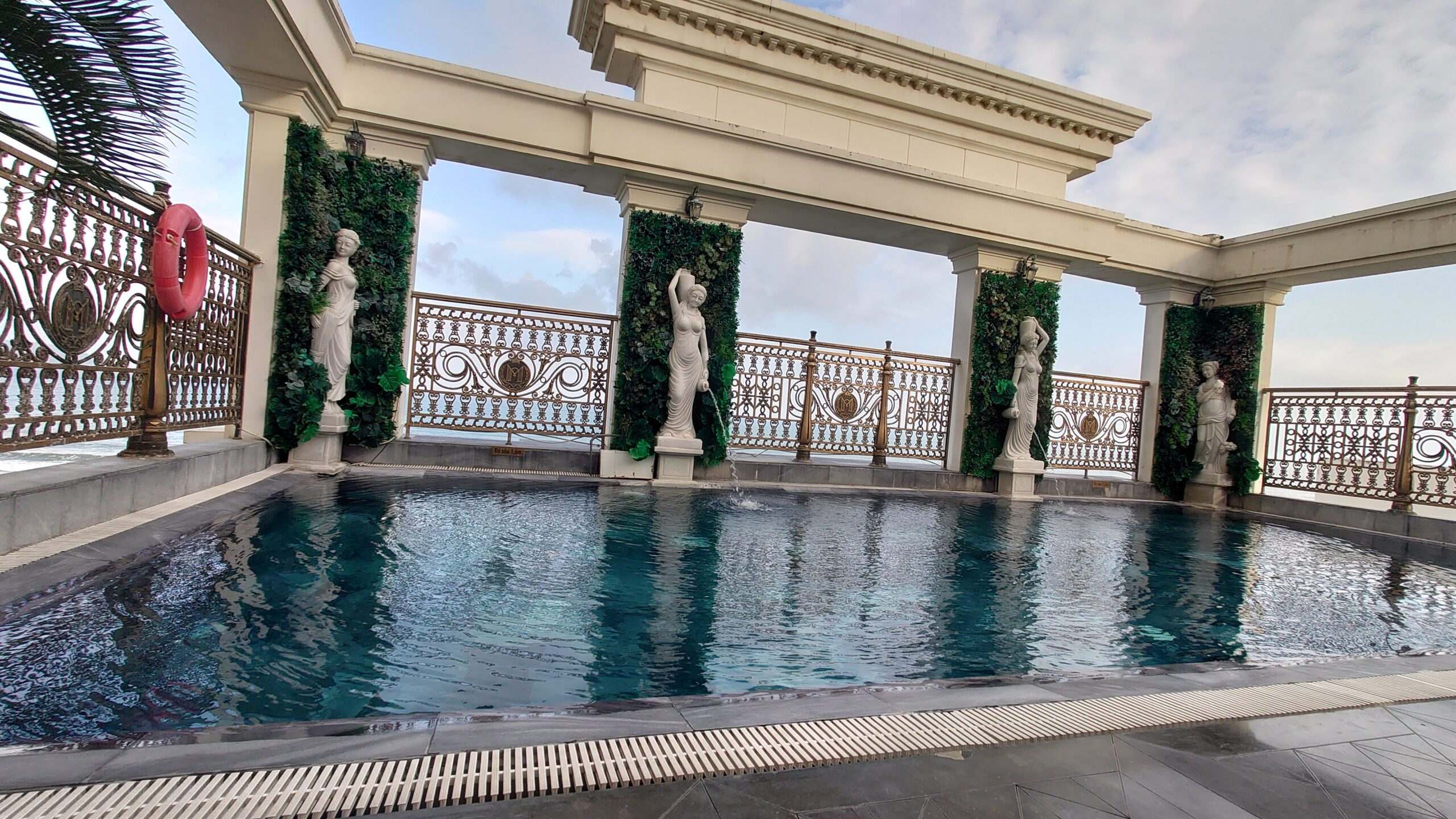 モナークホテルダナンの屋外プール