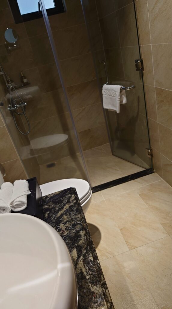 モナークホテルダナンのバスルーム