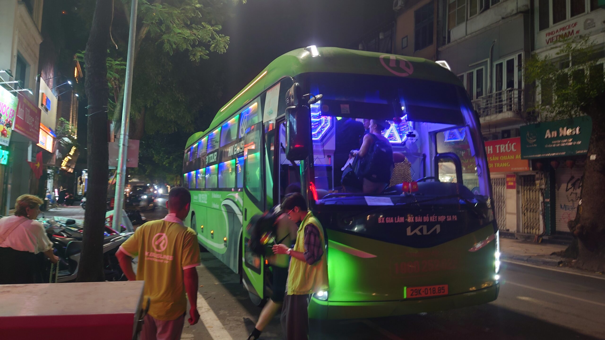 HK BUSLINEサパ行きバス